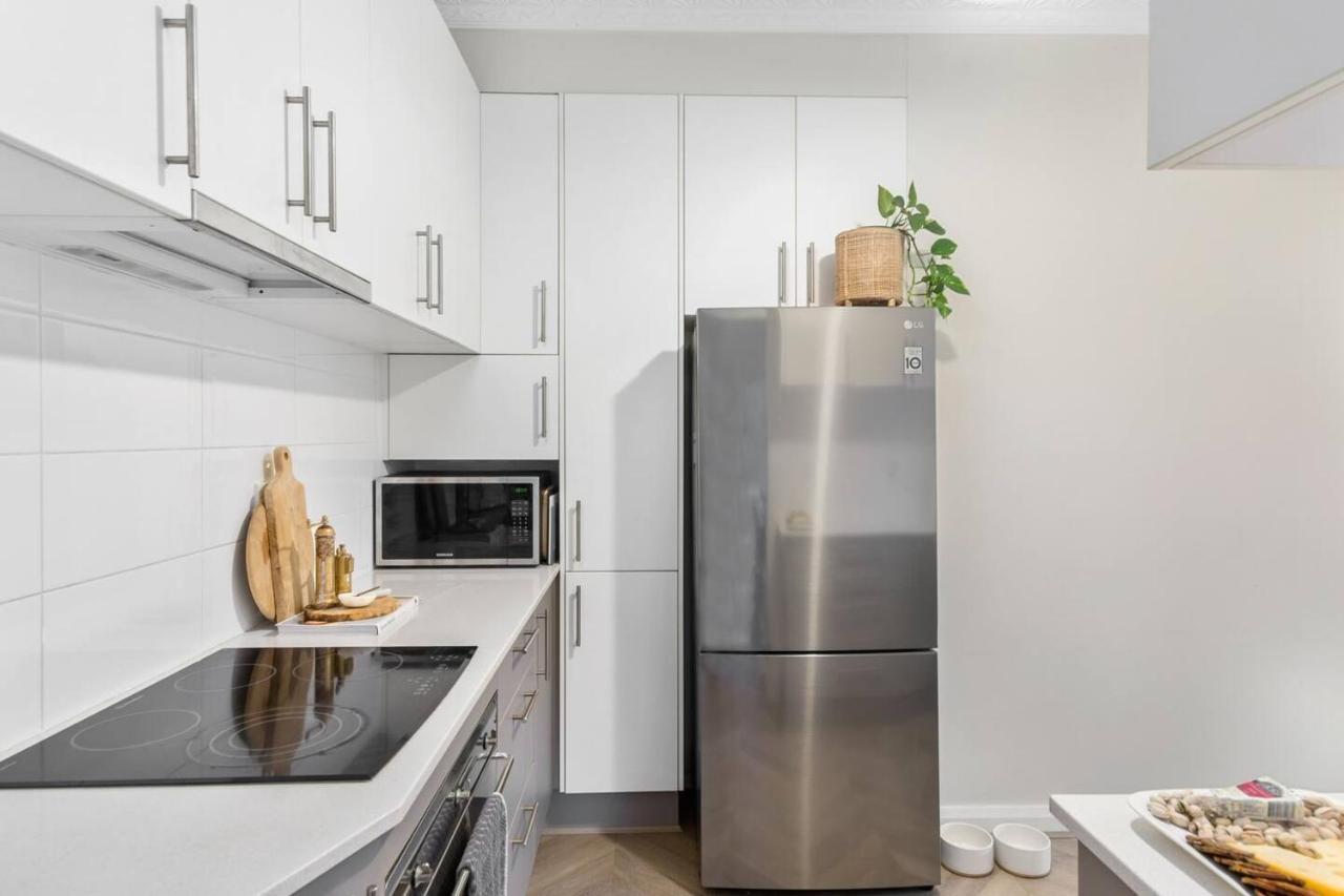 Apartment Annie's Escape - Elegant Coastal Style By The